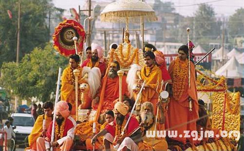 印度大壶节上游行的圣人们