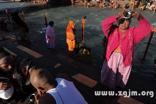 印度妇女双手合十祈祷